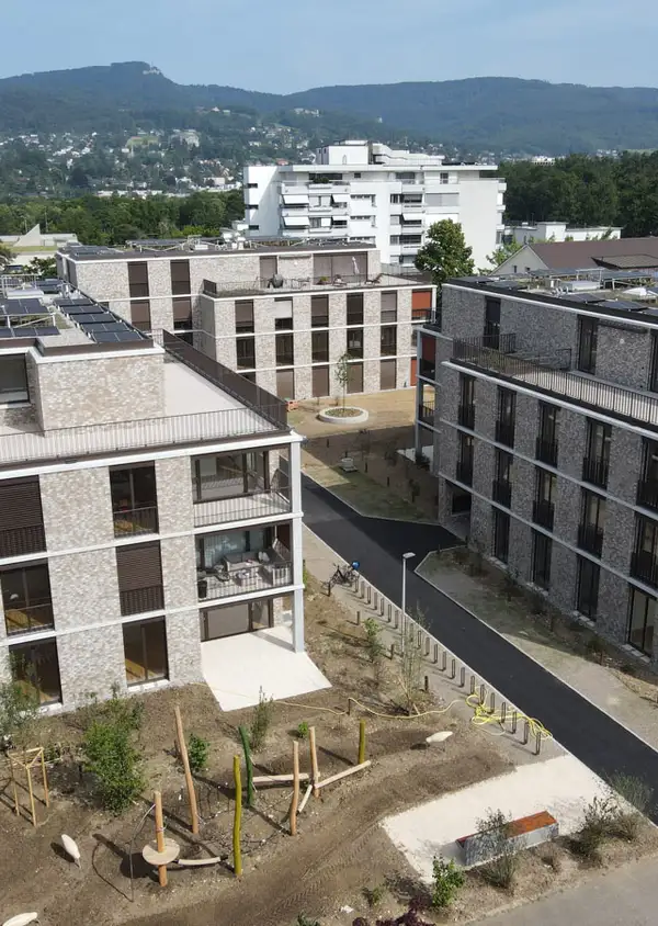 Einzug der  ersten Bewohnerinnen und Bewohner in die nachhaltige Wohnüberbauung AuPark in Reinach (BL)