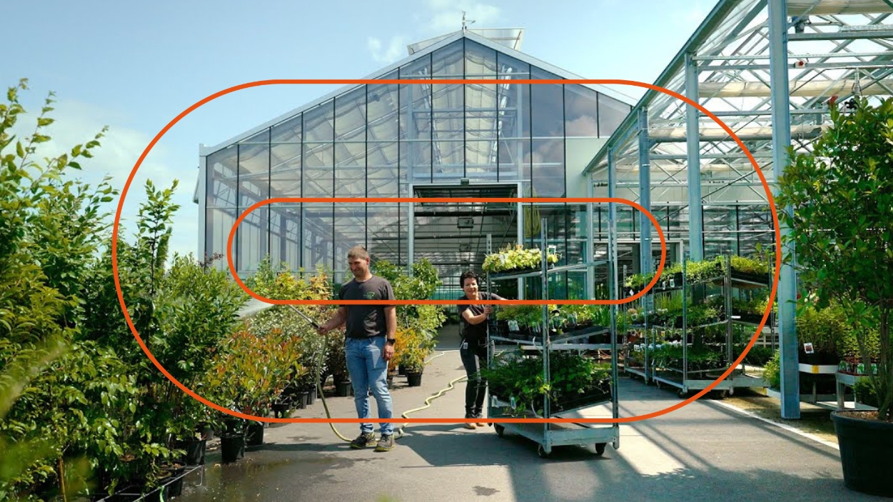employé de la bourse aux fleurs tirant un chariot
