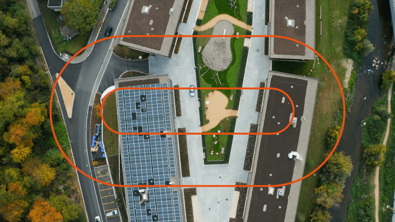 image de drone montrant les toits et panneaux solaires du quartier de Weidmatt