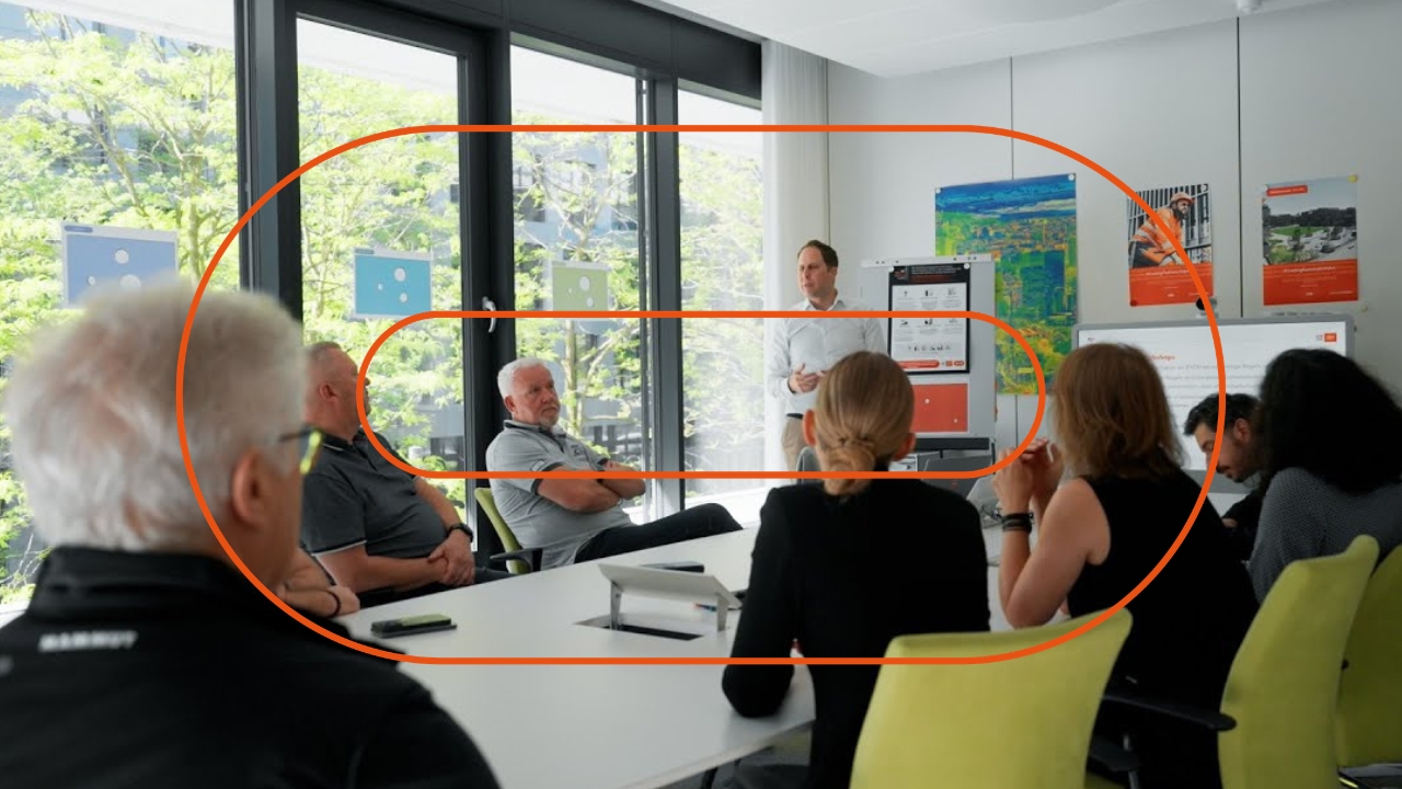 Bild: Teilnehmer einer Besprechung während der Sicherheitswoche